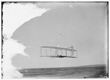 TITLE:  [Wilbur gliding in level flight, single rear rudder clearly visible; Kitty Hawk, North Carolina]<br />CALL NUMBER:  LC-W86- 10 [P&P] REPRODUCTION NUMBER:  LC-DIG-ppprs-00601 (digital file from original) LC-W861-10 (b&w film copy neg.) CREATED/PUBLISHED:  [1902 Oct. 17] PART OF:  Glass negatives from the Papers of Wilbur and Orville Wright REPOSITORY:  Library of Congress Prints and Photographs Division Washington, DC 20540 EUA