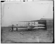 TITLE:  [Wilbur and Orville Wright with their second powered machine; Huffman Prairie, Dayton, Ohio] <br />CALL NUMBER:  LC-W86- 30 [P&P] REPRODUCTION NUMBER:  LC-DIG-ppprs-00621 (digital file from original) LC-W861-30 (b&w film copy neg.) CREATED/PUBLISHED:  [1904 May] PART OF:  Glass negatives from the Papers of Wilbur and Orville Wright REPOSITORY:  Library of Congress Prints and Photographs Division Washington, DC 20540 EUA